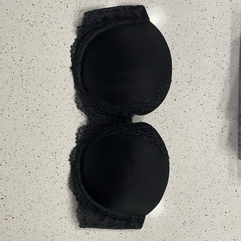 Black strapless bra